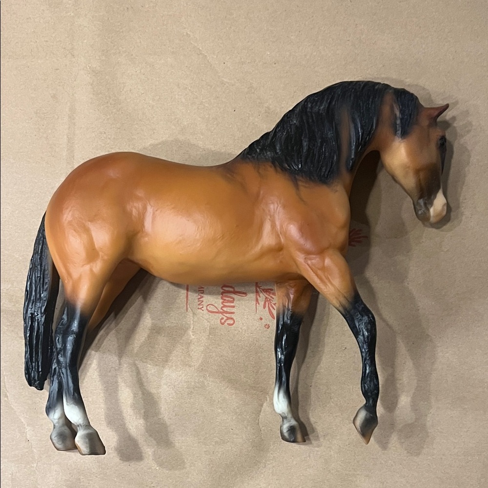 Breyer Traditional Buckskin Foundation Stallion - Picture 2 of 4